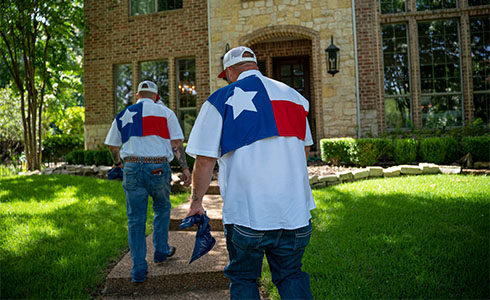 dallas tx plumbers walking up to home